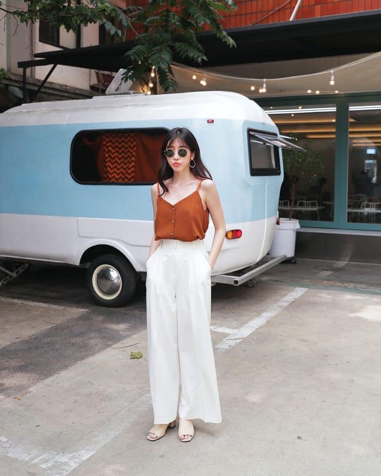 5 cách phối đồ với áo hai dây cho ngày hè năng động 49 - 5 cách phối đồ với áo hai dây cho ngày hè năng động, - áo cardigan, áo hai dây, cách phối đồ với áo hai dây, chân váy, quần jeans, quần ống rộng, quần short, thời trang mùa hè - Mỹ phẩm làm đẹp, trang điểm, chăm sóc da hiệu quả an toàn Áo hai dây