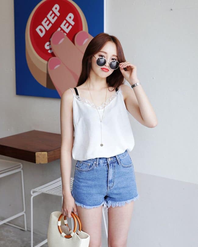 5 cách phối đồ với áo hai dây cho ngày hè năng động 43 - 5 cách phối đồ với áo hai dây cho ngày hè năng động, - áo cardigan, áo hai dây, cách phối đồ với áo hai dây, chân váy, quần jeans, quần ống rộng, quần short, thời trang mùa hè - Mỹ phẩm làm đẹp, trang điểm, chăm sóc da hiệu quả an toàn Áo hai dây