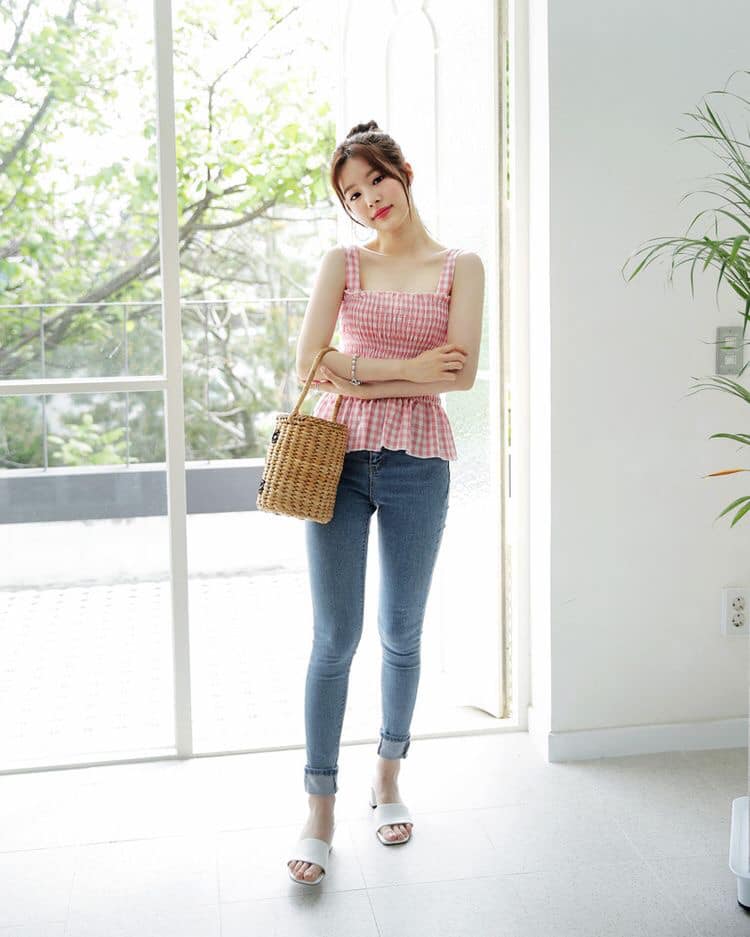 5 cách phối đồ với áo hai dây cho ngày hè năng động 37 - 5 cách phối đồ với áo hai dây cho ngày hè năng động, - áo cardigan, áo hai dây, cách phối đồ với áo hai dây, chân váy, quần jeans, quần ống rộng, quần short, thời trang mùa hè - Mỹ phẩm làm đẹp, trang điểm, chăm sóc da hiệu quả an toàn Áo hai dây