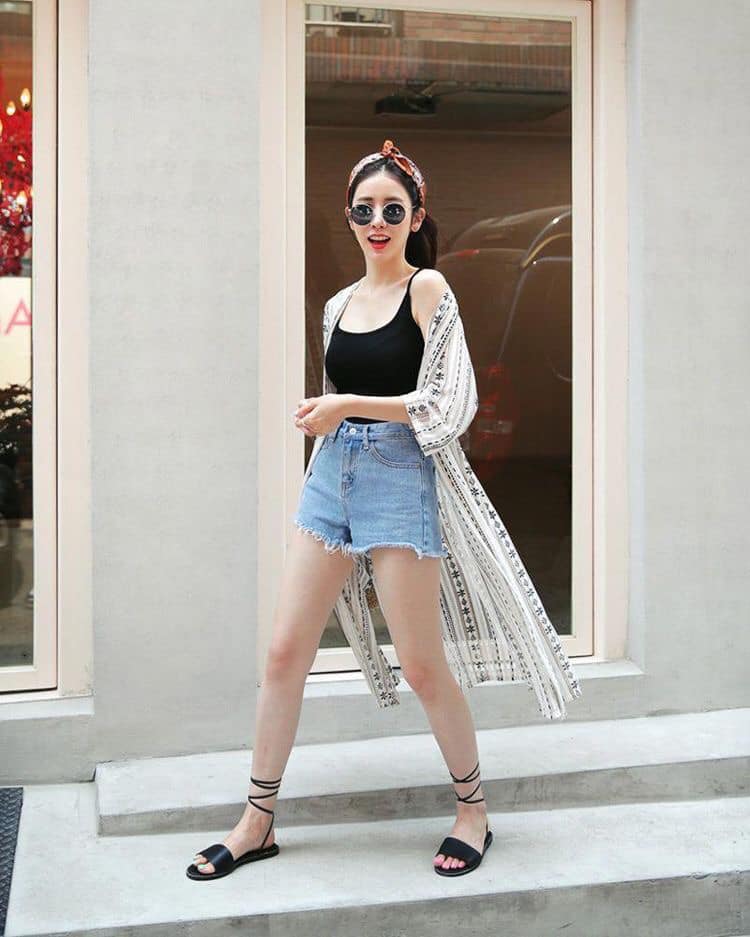 5 cách phối đồ với áo hai dây cho ngày hè năng động 45 - 5 cách phối đồ với áo hai dây cho ngày hè năng động, - áo cardigan, áo hai dây, cách phối đồ với áo hai dây, chân váy, quần jeans, quần ống rộng, quần short, thời trang mùa hè - Mỹ phẩm làm đẹp, trang điểm, chăm sóc da hiệu quả an toàn Áo hai dây
