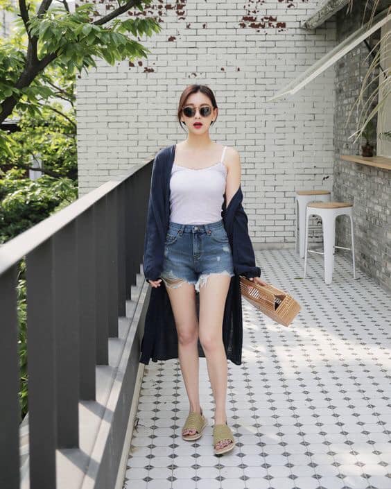 5 cách phối đồ với áo hai dây cho ngày hè năng động 47 - 5 cách phối đồ với áo hai dây cho ngày hè năng động, - áo cardigan, áo hai dây, cách phối đồ với áo hai dây, chân váy, quần jeans, quần ống rộng, quần short, thời trang mùa hè - Mỹ phẩm làm đẹp, trang điểm, chăm sóc da hiệu quả an toàn Áo hai dây