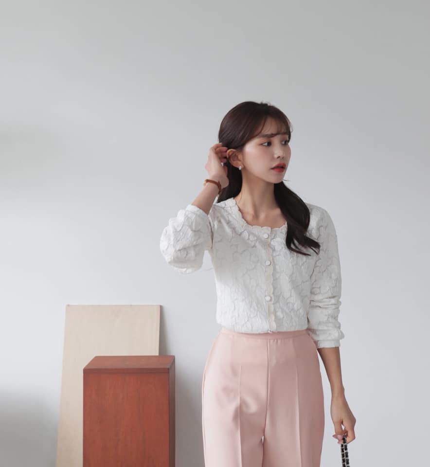 5 kiểu áo sơ mi trắng đi học dễ thương và cuốn hút 34 - 5 kiểu áo sơ mi trắng đi học dễ thương và cuốn hút, - áo sơ mi trắng classic, áo sơ mi trắng tay loe, áo sơ mi trắng tay phồng, kiểu áo sơ mi trắng đi học dễ thương - Mỹ phẩm làm đẹp, trang điểm, chăm sóc da hiệu quả an toàn Áo sơ mi trắng đi học dễ thương