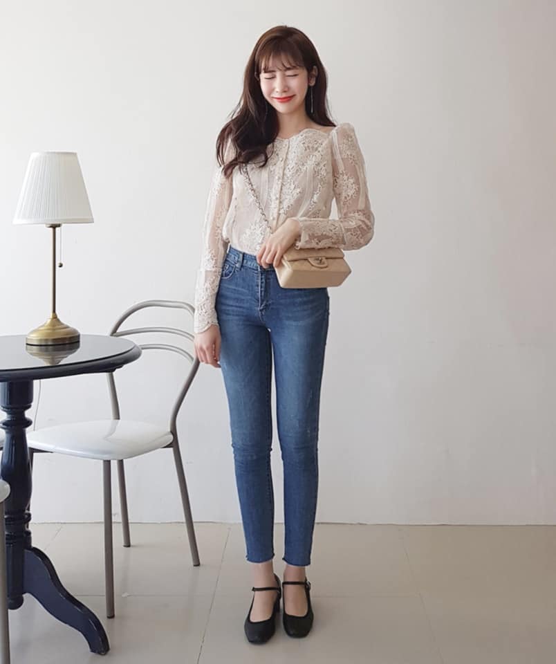 5 kiểu áo sơ mi trắng đi học dễ thương và cuốn hút 36 - 5 kiểu áo sơ mi trắng đi học dễ thương và cuốn hút, - áo sơ mi trắng classic, áo sơ mi trắng tay loe, áo sơ mi trắng tay phồng, kiểu áo sơ mi trắng đi học dễ thương - Mỹ phẩm làm đẹp, trang điểm, chăm sóc da hiệu quả an toàn Áo sơ mi trắng đi học dễ thương