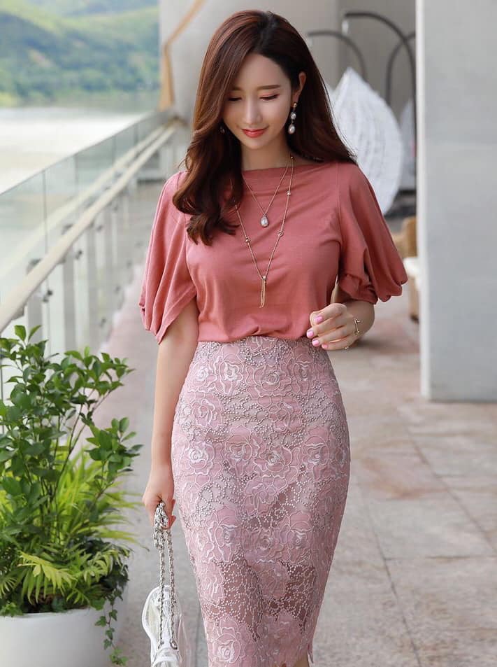 5 kiểu chân váy bút chì dành riêng cho nàng công sở thanh lịch 37 - 5 kiểu chân váy bút chì dành riêng cho nàng công sở thanh lịch, - chân váy bút chì, chân váy bút chì da, chân váy bút chì họa tiết hoa, chân váy bút chì peplum, chân váy bút chì ren, chân váy bút chì xẻ tà, thời trang công sở - Mỹ phẩm làm đẹp, trang điểm, chăm sóc da hiệu quả an toàn Chân váy bút chì