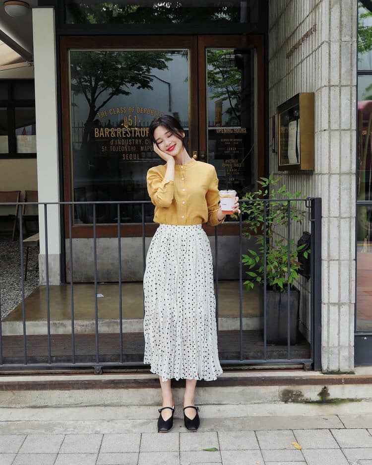 5 kiểu chân váy dài vintage xinh xắn và cực kỳ nữ tính 42 - 5 kiểu chân váy dài vintage xinh xắn và cực kỳ nữ tính, - chân váy bèo nhún, chân váy chấm bi, chân váy dài vintage, chân váy hoa, chân váy xẻ tà trước, chân váy xếp ly nhỏ - Mỹ phẩm làm đẹp, trang điểm, chăm sóc da hiệu quả an toàn Chân váy dài vintage