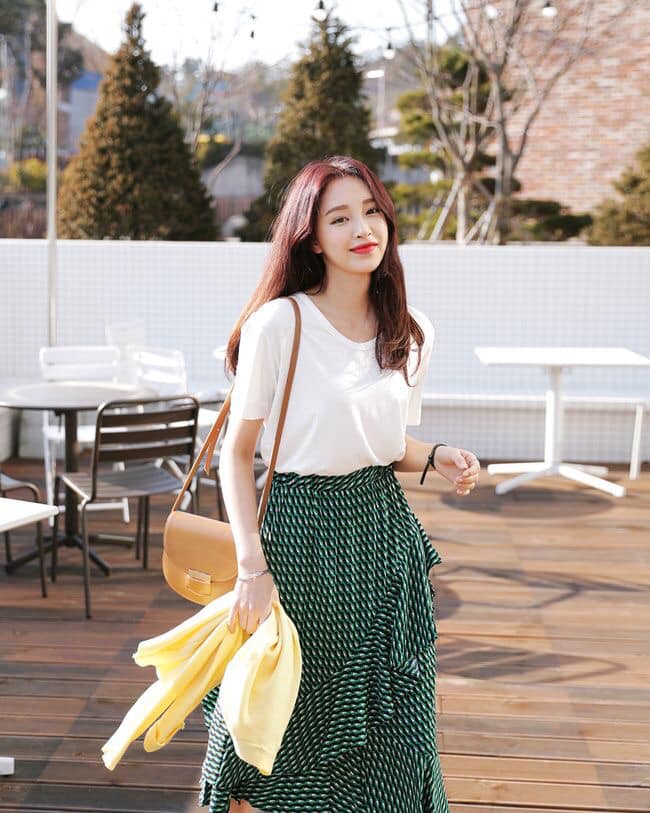 5 kiểu chân váy dài vintage xinh xắn và cực kỳ nữ tính 38 - 5 kiểu chân váy dài vintage xinh xắn và cực kỳ nữ tính, - chân váy bèo nhún, chân váy chấm bi, chân váy dài vintage, chân váy hoa, chân váy xẻ tà trước, chân váy xếp ly nhỏ - Mỹ phẩm làm đẹp, trang điểm, chăm sóc da hiệu quả an toàn Chân váy dài vintage