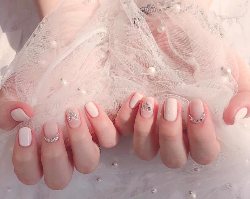 5 mẫu nail đơn giản dễ thương chào hè thật thích 42 - 5 mẫu nail đơn giản dễ thương chào hè thật thích, - mẫu nail đơn giản dễ thương, nail đính đá, nail đơn sắc, nail hoa lá, nail họa tiết ngộ nghĩnh, nail trái cây nhiệt đới - Mỹ phẩm làm đẹp, trang điểm, chăm sóc da hiệu quả an toàn Mẫu nail đơn giản dễ làm