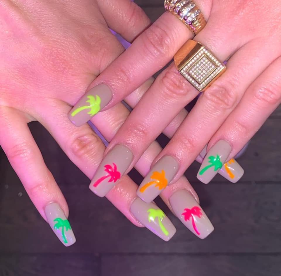 5 mẫu nail đơn giản dễ thương chào hè thật thích 38 - 5 mẫu nail đơn giản dễ thương chào hè thật thích, - mẫu nail đơn giản dễ thương, nail đính đá, nail đơn sắc, nail hoa lá, nail họa tiết ngộ nghĩnh, nail trái cây nhiệt đới - Mỹ phẩm làm đẹp, trang điểm, chăm sóc da hiệu quả an toàn Mẫu nail đơn giản dễ làm