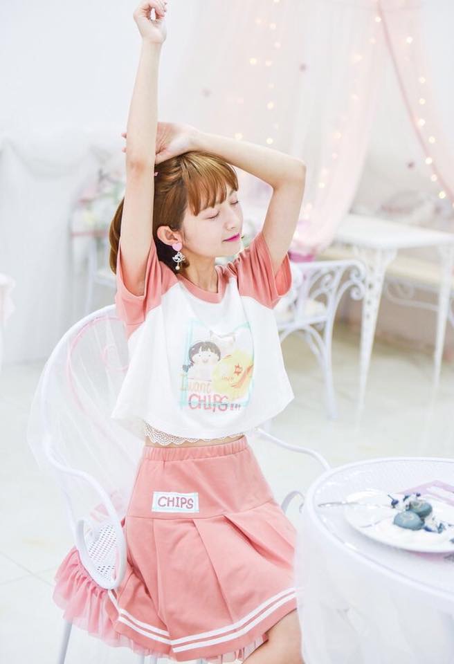 5 cách phối đồ dễ thương cực hút mắt bạn nên thử 33 - 5 cách phối đồ dễ thương cực hút mắt bạn nên thử, - áo thun, áo thun dài tay, cách phối đồ dễ thương, chân váy tennis, quần yếm ngắn, váy ren trắng, váy yếm - Mỹ phẩm làm đẹp, trang điểm, chăm sóc da hiệu quả an toàn Cách phối đồ dễ thương