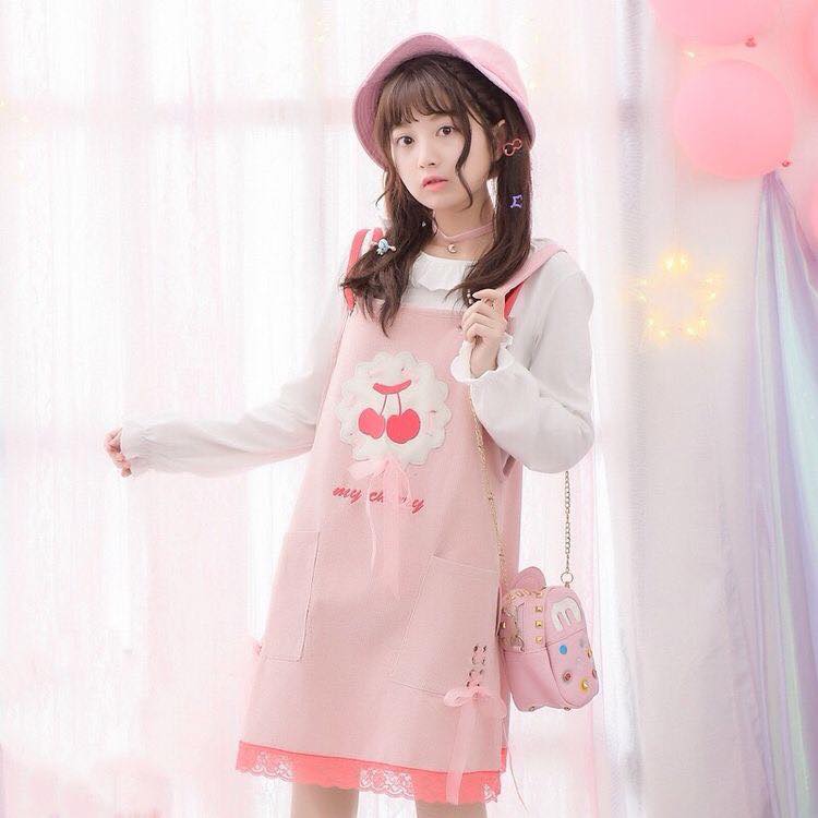 5 cách phối đồ dễ thương cực hút mắt bạn nên thử 41 - 5 cách phối đồ dễ thương cực hút mắt bạn nên thử, - áo thun, áo thun dài tay, cách phối đồ dễ thương, chân váy tennis, quần yếm ngắn, váy ren trắng, váy yếm - Mỹ phẩm làm đẹp, trang điểm, chăm sóc da hiệu quả an toàn Cách phối đồ dễ thương