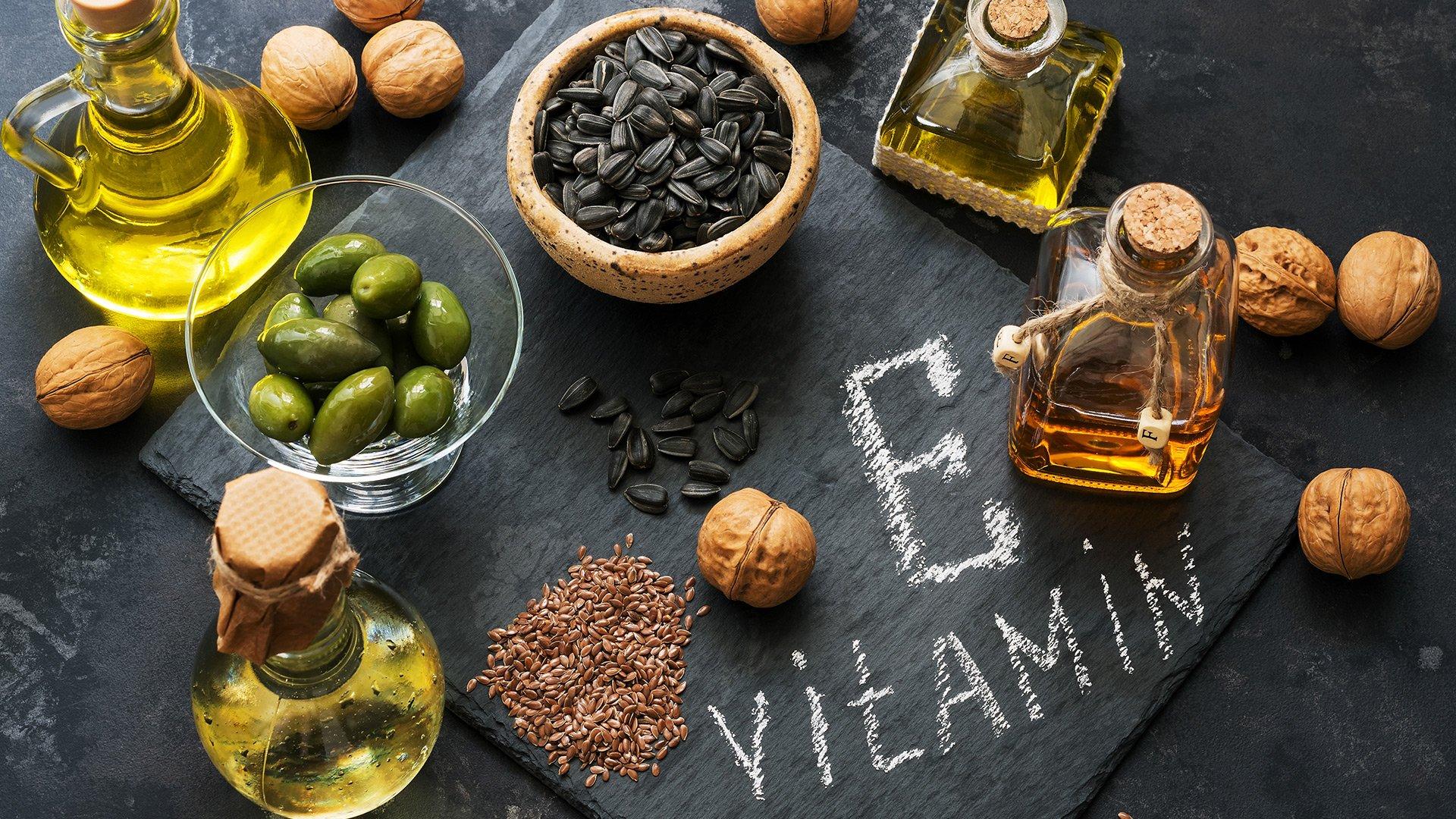 4 tác dụng làm đẹp da của vitamin E giúp da mịn màng 21 - 4 tác dụng làm đẹp da của vitamin E giúp da mịn màng, - chống lão hóa, dưỡng ẩm da, làm mềm da, mờ thâm sẹo, tác dụng làm đẹp da của vitamin E - Mỹ phẩm làm đẹp, trang điểm, chăm sóc da hiệu quả an toàn các loại dầu chứa vitamin e