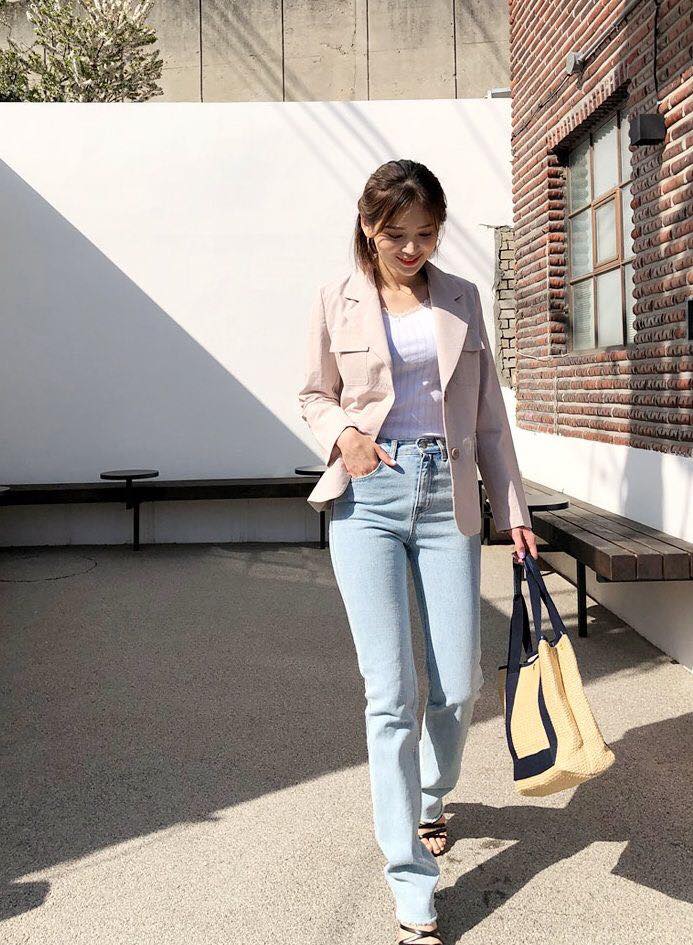 5 cách phối đồ cho người vai rộng xoá tan mọi khuyết điểm 35 - 5 cách phối đồ cho người vai rộng xoá tan mọi khuyết điểm, - áo hai dây cổ chữ V, áo khoác, áo sơ mi tay phồng, áo thun phom rộng, cách phối đồ cho người vai rộng, chân váy xòe ngắn, phối đồ cho người vai rộng, váy cột nơ eo cổ chữ V, váy tay cánh tiên - Mỹ phẩm làm đẹp, trang điểm, chăm sóc da hiệu quả an toàn Phối đồ cho người vai rộng