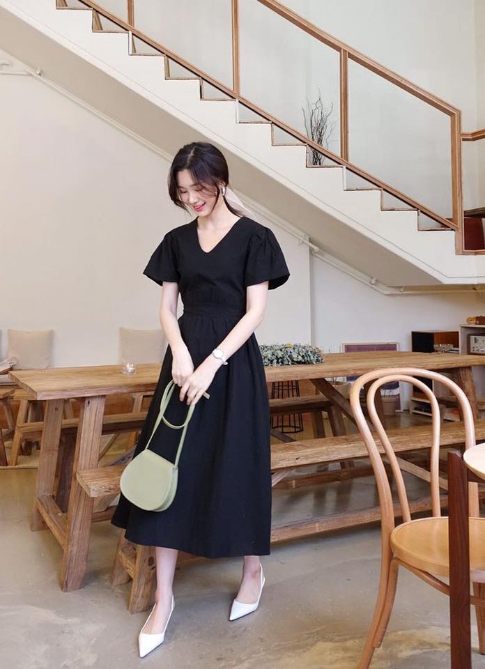 5 cách phối đồ cho người vai rộng xoá tan mọi khuyết điểm 33 - 5 cách phối đồ cho người vai rộng xoá tan mọi khuyết điểm, - áo hai dây cổ chữ V, áo khoác, áo sơ mi tay phồng, áo thun phom rộng, cách phối đồ cho người vai rộng, chân váy xòe ngắn, phối đồ cho người vai rộng, váy cột nơ eo cổ chữ V, váy tay cánh tiên - Mỹ phẩm làm đẹp, trang điểm, chăm sóc da hiệu quả an toàn Phối đồ cho người vai rộng