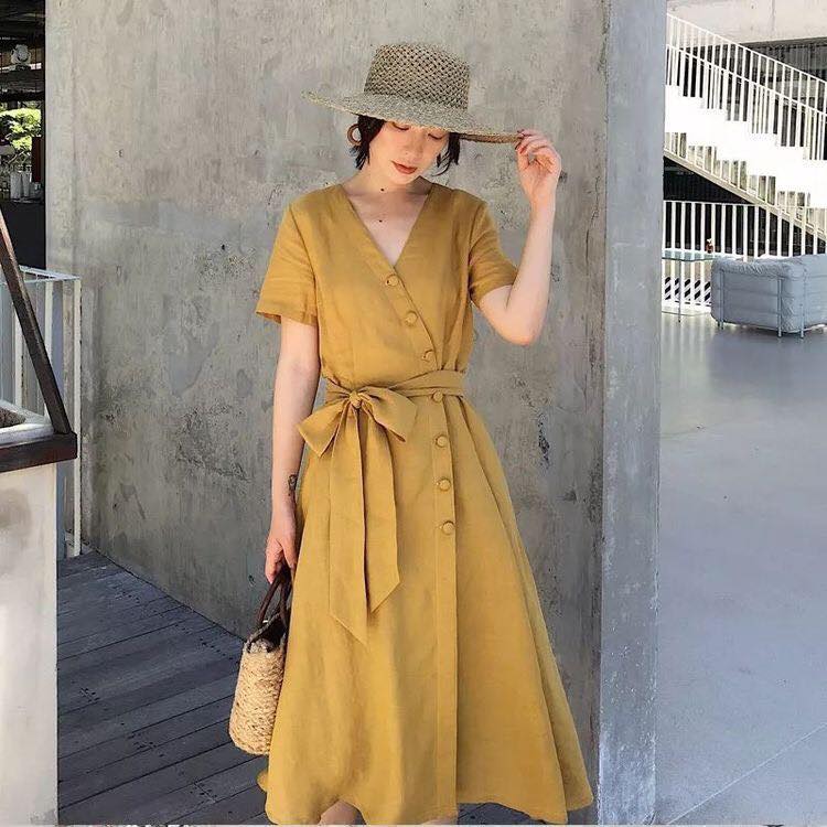 5 cách phối đồ cho người vai rộng xoá tan mọi khuyết điểm 27 - 5 cách phối đồ cho người vai rộng xoá tan mọi khuyết điểm, - áo hai dây cổ chữ V, áo khoác, áo sơ mi tay phồng, áo thun phom rộng, cách phối đồ cho người vai rộng, chân váy xòe ngắn, phối đồ cho người vai rộng, váy cột nơ eo cổ chữ V, váy tay cánh tiên - Mỹ phẩm làm đẹp, trang điểm, chăm sóc da hiệu quả an toàn Phối đồ cho người vai rộng