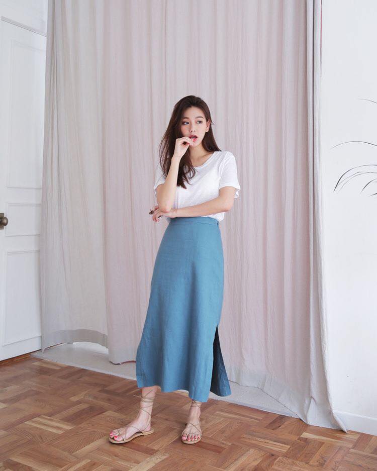 5 cách phối đồ với áo thun trơn cho nàng sành điệu xuống phố 34 - 5 cách phối đồ với áo thun trơn cho nàng sành điệu xuống phố, - áo thun trơn, cách phối đồ với áo thun trơn, quần jeans, quần shorts, quần yếm, váy hai dây - Mỹ phẩm làm đẹp, trang điểm, chăm sóc da hiệu quả an toàn Phối đồ với áo thun trơn
