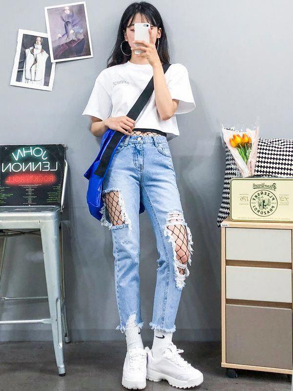 Nổi bật cùng 5 cách phối đồ nữ cực chất 31 - Nổi bật cùng 5 cách phối đồ nữ cực chất, - áo hoodie, boots cao cổ, cách phối đồ nữ cực chất, chân váy da, quần jeans rách, tất lưới - Mỹ phẩm làm đẹp, trang điểm, chăm sóc da hiệu quả an toàn cách phối đồ nữ cực chất