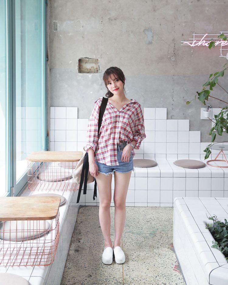 5 cách phối đồ với áo sơ mi caro đơn giản cho ngày hè thêm năng động 37 - 5 cách phối đồ với áo sơ mi caro đơn giản cho ngày hè thêm năng động, - áo sơ mi caro, áo thun, cách phối đồ với áo sơ mi caro, chân váy, quần jeans, quần short, quần skinny jeans trắng - Mỹ phẩm làm đẹp, trang điểm, chăm sóc da hiệu quả an toàn Cách phối đồ với áo sơ mi caro