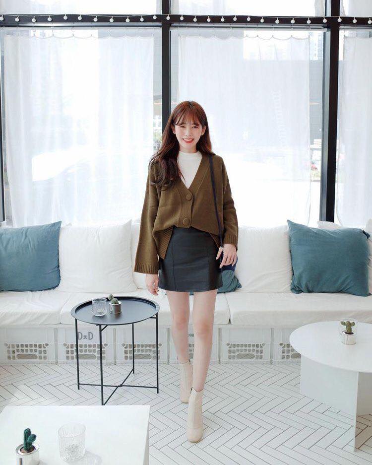 5 cách mix đồ với chân váy mùa thu nhẹ nhàng và cuốn hút 35 - 5 cách mix đồ với chân váy mùa thu nhẹ nhàng và cuốn hút, - áo hoodie, áo khoác len mỏng, áo sơ mi/blouse, áo thun dài tay, cách mix đồ với chân váy, chân váy, mix đồ với chân váy - Mỹ phẩm làm đẹp, trang điểm, chăm sóc da hiệu quả an toàn Mix đồ với chân váy mùa thu
