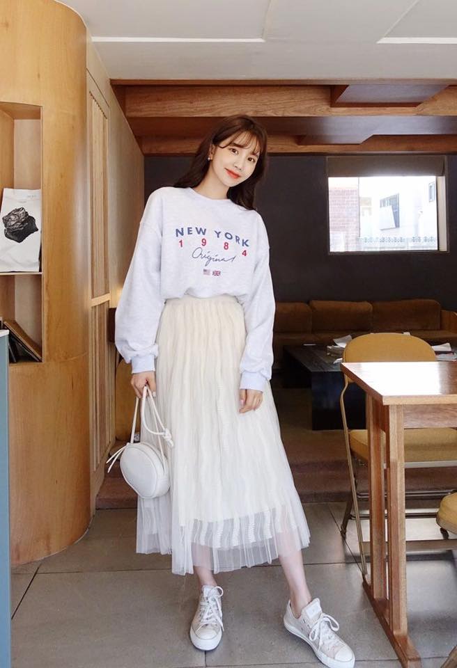 5 cách mix đồ với chân váy mùa thu nhẹ nhàng và cuốn hút 44 - 5 cách mix đồ với chân váy mùa thu nhẹ nhàng và cuốn hút, - áo hoodie, áo khoác len mỏng, áo sơ mi/blouse, áo thun dài tay, cách mix đồ với chân váy, chân váy, mix đồ với chân váy - Mỹ phẩm làm đẹp, trang điểm, chăm sóc da hiệu quả an toàn Mix đồ với chân váy mùa thu