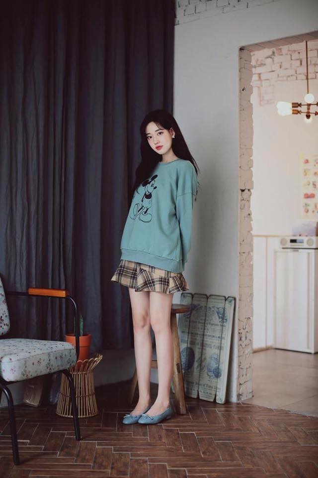 5 cách mix đồ với chân váy mùa thu nhẹ nhàng và cuốn hút 45 - 5 cách mix đồ với chân váy mùa thu nhẹ nhàng và cuốn hút, - áo hoodie, áo khoác len mỏng, áo sơ mi/blouse, áo thun dài tay, cách mix đồ với chân váy, chân váy, mix đồ với chân váy - Mỹ phẩm làm đẹp, trang điểm, chăm sóc da hiệu quả an toàn Mix đồ với chân váy mùa thu