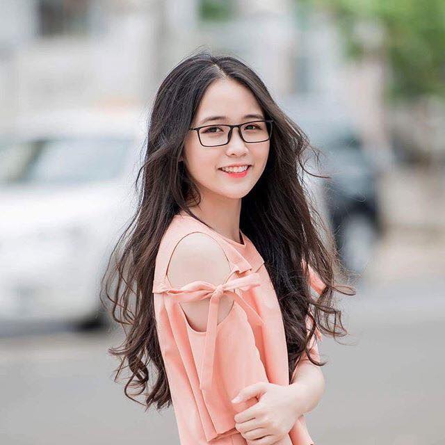 5 kiểu tóc cho cô nàng kính cận thêm xinh 32 - 5 kiểu tóc cho cô nàng kính cận thêm xinh, - kiểu tóc cho cô nàng kính cận, tóc búi cao, tóc mái mưa, tóc ngắn uốn, tóc tết hai bên, tóc uốn không mái - Mỹ phẩm làm đẹp, trang điểm, chăm sóc da hiệu quả an toàn Kiểu tóc cho cô nàng kính cận
