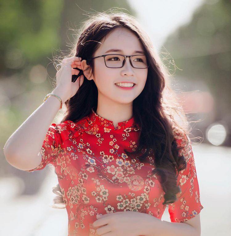 5 kiểu tóc cho cô nàng kính cận thêm xinh 33 - 5 kiểu tóc cho cô nàng kính cận thêm xinh, - kiểu tóc cho cô nàng kính cận, tóc búi cao, tóc mái mưa, tóc ngắn uốn, tóc tết hai bên, tóc uốn không mái - Mỹ phẩm làm đẹp, trang điểm, chăm sóc da hiệu quả an toàn Kiểu tóc cho cô nàng kính cận