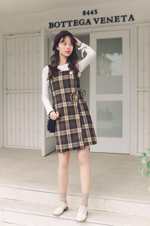 5 cách mix đồ với váy yếm mùa đông vừa ấm áp lại rất trendy 31 - 5 cách mix đồ với váy yếm mùa đông vừa ấm áp lại rất trendy, - áo cao cổ, áo hoodie, áo khoác, áo len, áo thun dài tay, cách mix đồ với váy yếm mùa đông, váy yếm - Mỹ phẩm làm đẹp, trang điểm, chăm sóc da hiệu quả an toàn Phối đồ với váy yếm mùa đông
