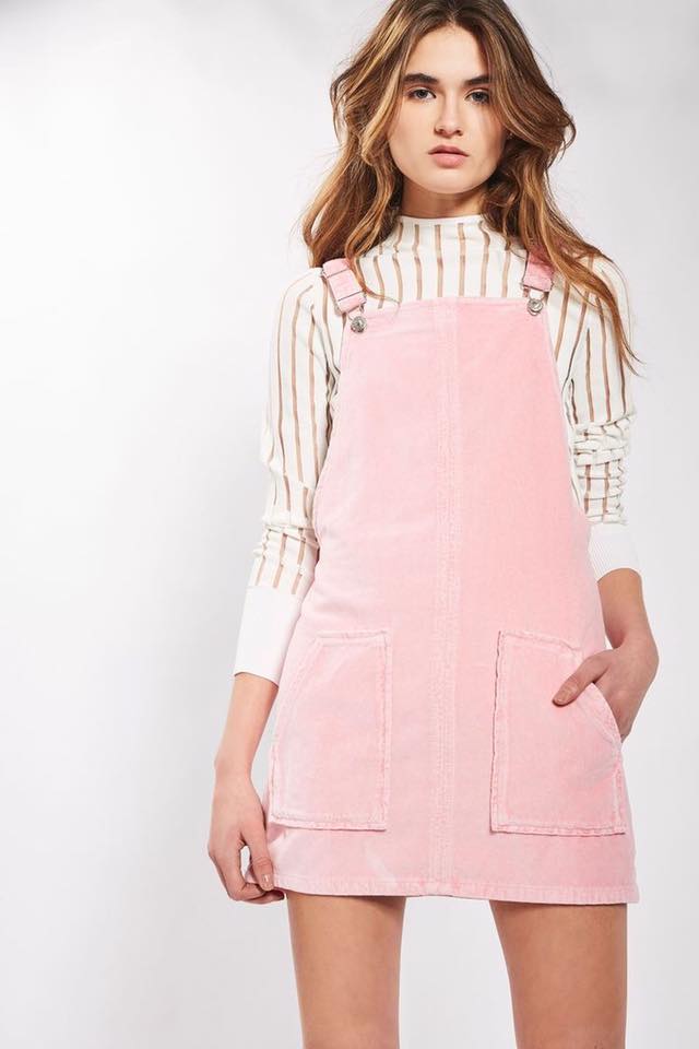 5 cách mix đồ với váy yếm mùa đông vừa ấm áp lại rất trendy 32 - 5 cách mix đồ với váy yếm mùa đông vừa ấm áp lại rất trendy, - áo cao cổ, áo hoodie, áo khoác, áo len, áo thun dài tay, cách mix đồ với váy yếm mùa đông, váy yếm - Mỹ phẩm làm đẹp, trang điểm, chăm sóc da hiệu quả an toàn Phối đồ với váy yếm mùa đông