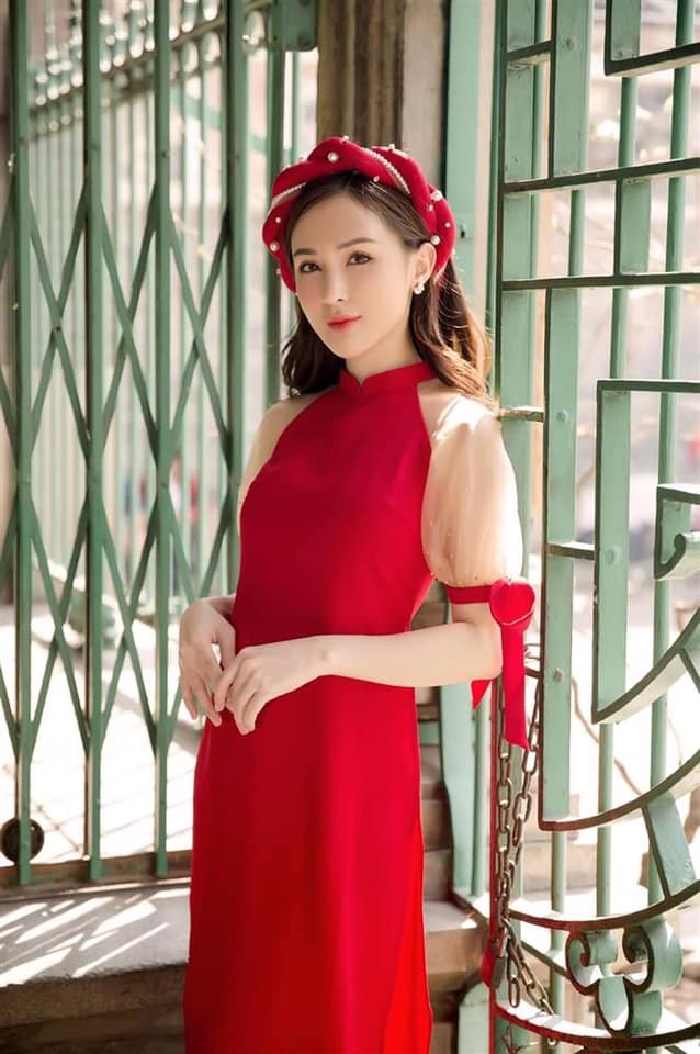 Điểm lại 5 kiểu áo dài cách tân khiến mọi cô nàng mê mẩn 38 - Điểm lại 5 kiểu áo dài cách tân khiến mọi cô nàng mê mẩn, - áo dài cách tân, áo dài chân váy voan, áo dài lửng, áo dài phối voan, áo dài tay phồng, áo dài thêu ruy băng, chân váy - Mỹ phẩm làm đẹp, trang điểm, chăm sóc da hiệu quả an toàn Áo dài cách tân