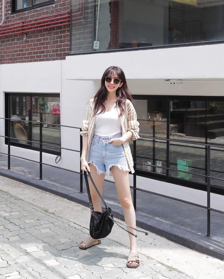5 cách phối đồ cùng áo sơ mi phom rộng đơn giản mà cá tính 40 - 5 cách phối đồ cùng áo sơ mi phom rộng đơn giản mà cá tính, - áo sơ mi, áo sơ mi phom rộng, áo thun, chân váy, quần jeans, quần short, quần tây ống rộng, thời trang công sở, thời trang đường phố - Mỹ phẩm làm đẹp, trang điểm, chăm sóc da hiệu quả an toàn Áo sơ mi phom rộng