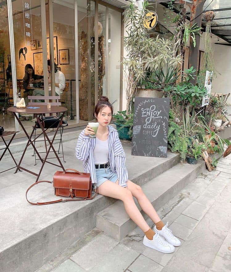 5 cách phối đồ cùng áo sơ mi phom rộng đơn giản mà cá tính 42 - 5 cách phối đồ cùng áo sơ mi phom rộng đơn giản mà cá tính, - áo sơ mi, áo sơ mi phom rộng, áo thun, chân váy, quần jeans, quần short, quần tây ống rộng, thời trang công sở, thời trang đường phố - Mỹ phẩm làm đẹp, trang điểm, chăm sóc da hiệu quả an toàn Áo sơ mi phom rộng
