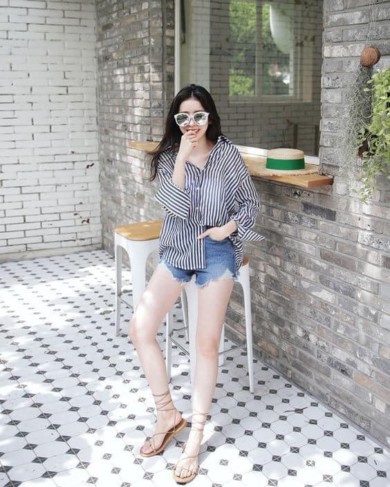 5 cách phối đồ cùng áo sơ mi phom rộng đơn giản mà cá tính 32 - 5 cách phối đồ cùng áo sơ mi phom rộng đơn giản mà cá tính, - áo sơ mi, áo sơ mi phom rộng, áo thun, chân váy, quần jeans, quần short, quần tây ống rộng, thời trang công sở, thời trang đường phố - Mỹ phẩm làm đẹp, trang điểm, chăm sóc da hiệu quả an toàn Áo sơ mi phom rộng