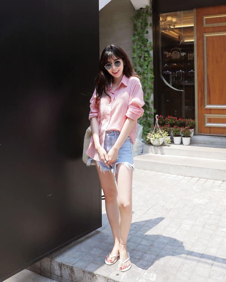 5 cách phối đồ cùng áo sơ mi phom rộng đơn giản mà cá tính 31 - 5 cách phối đồ cùng áo sơ mi phom rộng đơn giản mà cá tính, - áo sơ mi, áo sơ mi phom rộng, áo thun, chân váy, quần jeans, quần short, quần tây ống rộng, thời trang công sở, thời trang đường phố - Mỹ phẩm làm đẹp, trang điểm, chăm sóc da hiệu quả an toàn Áo sơ mi phom rộng