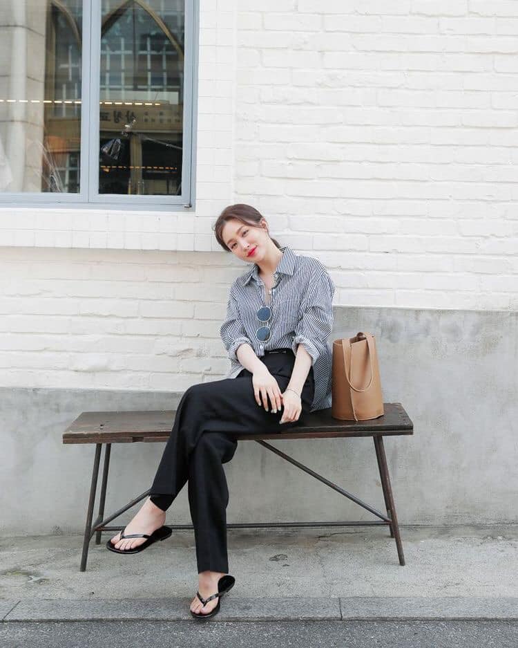 5 cách phối đồ cùng áo sơ mi phom rộng đơn giản mà cá tính 34 - 5 cách phối đồ cùng áo sơ mi phom rộng đơn giản mà cá tính, - áo sơ mi, áo sơ mi phom rộng, áo thun, chân váy, quần jeans, quần short, quần tây ống rộng, thời trang công sở, thời trang đường phố - Mỹ phẩm làm đẹp, trang điểm, chăm sóc da hiệu quả an toàn Áo sơ mi phom rộng