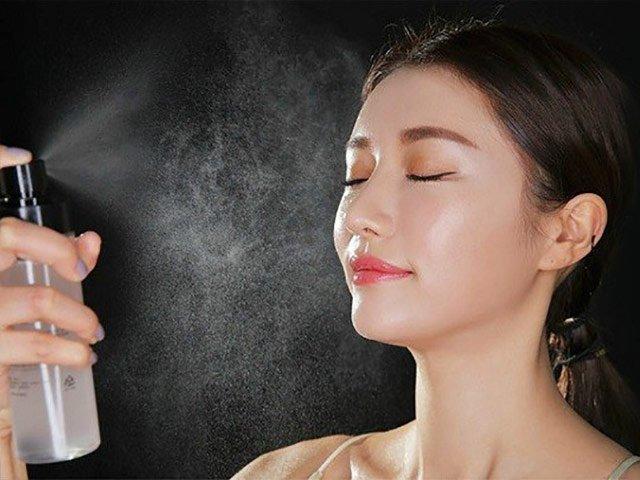 Cách dùng xịt khoáng hiệu quả để da luôn tươi tắn khỏe đẹp 8 - Cách dùng xịt khoáng hiệu quả để da luôn tươi tắn khỏe đẹp, - cách dùng xịt khoáng, phục hồi da, tẩy tế bào chết, trị mụn, xịt khoáng, xịt khoáng trị mụn - Mỹ phẩm làm đẹp, trang điểm, chăm sóc da hiệu quả an toàn cách sử dụng xịt khoáng