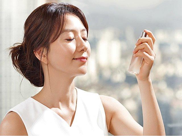 Cách dùng xịt khoáng hiệu quả để da luôn tươi tắn khỏe đẹp 7 - Cách dùng xịt khoáng hiệu quả để da luôn tươi tắn khỏe đẹp, - cách dùng xịt khoáng, phục hồi da, tẩy tế bào chết, trị mụn, xịt khoáng, xịt khoáng trị mụn - Mỹ phẩm làm đẹp, trang điểm, chăm sóc da hiệu quả an toàn các bước xịt khoáng