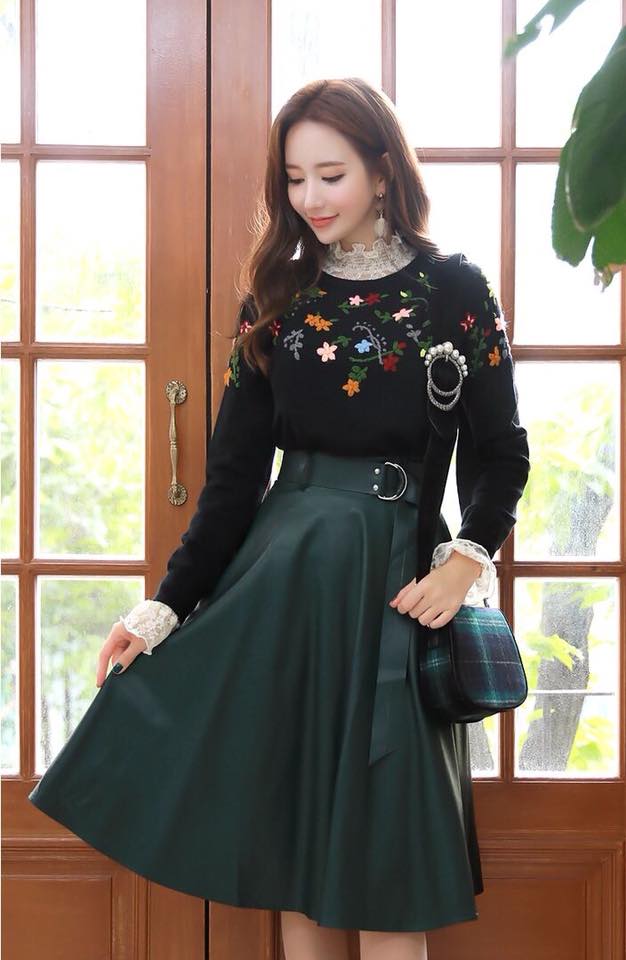 5 cách phối áo với chân váy xòe trong những ngày đầu thu se lạnh 38 - 5 cách phối áo với chân váy xòe trong những ngày đầu thu se lạnh, - áo cao cổ, áo len mỏng, áo sơ mi, áo thun, áo thun dài tay, cách phối áo với chân váy xòe, chân váy, chân váy xòe dài, xu hướng thời trang - Mỹ phẩm làm đẹp, trang điểm, chăm sóc da hiệu quả an toàn cách phối áo với chân váy xoè dài