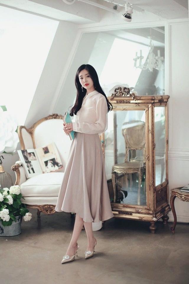 5 cách phối áo với chân váy xòe trong những ngày đầu thu se lạnh 32 - 5 cách phối áo với chân váy xòe trong những ngày đầu thu se lạnh, - áo cao cổ, áo len mỏng, áo sơ mi, áo thun, áo thun dài tay, cách phối áo với chân váy xòe, chân váy, chân váy xòe dài, xu hướng thời trang - Mỹ phẩm làm đẹp, trang điểm, chăm sóc da hiệu quả an toàn cách phối áo với chân váy xoè dài