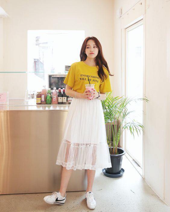 5 cách phối áo với chân váy xòe trong những ngày đầu thu se lạnh 27 - 5 cách phối áo với chân váy xòe trong những ngày đầu thu se lạnh, - áo cao cổ, áo len mỏng, áo sơ mi, áo thun, áo thun dài tay, cách phối áo với chân váy xòe, chân váy, chân váy xòe dài, xu hướng thời trang - Mỹ phẩm làm đẹp, trang điểm, chăm sóc da hiệu quả an toàn cách phối áo với chân váy xoè dài