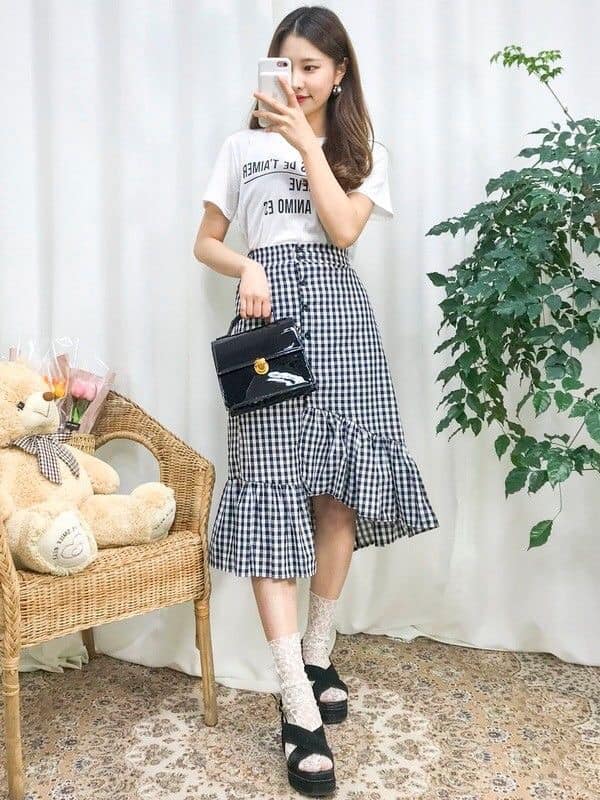 5 kiểu chân váy caro đẹp lại dễ phối đồ 36 - 5 kiểu chân váy caro đẹp lại dễ phối đồ, - chân váy, chân váy caro, chân váy caro chữ A, chân váy caro vạt chéo, chân váy caro xếp ly ngắn, chân váy đuôi cá caro, chân váy midi kẻ caro, kiểu chân váy caro đẹp, thời trang công sở - Mỹ phẩm làm đẹp, trang điểm, chăm sóc da hiệu quả an toàn Chân váy caro
