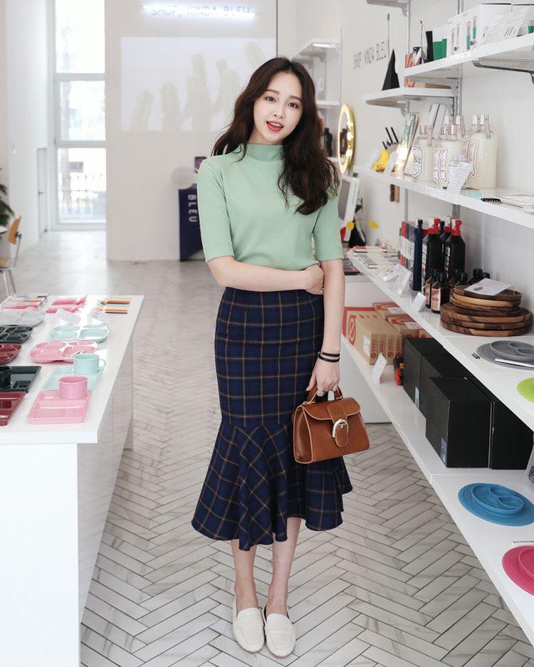 5 mẫu chân váy midi đẹp giúp các nàng thu hút vô đối 29 - 5 mẫu chân váy midi đẹp giúp các nàng thu hút vô đối, - chân váy, chân váy midi, chân váy midi bèo nhún, chân váy midi cài khuy trước, chân váy midi đuôi cá, chân váy midi vạt chéo, chân váy midi xẻ tà trước - Mỹ phẩm làm đẹp, trang điểm, chăm sóc da hiệu quả an toàn Chân váy midi