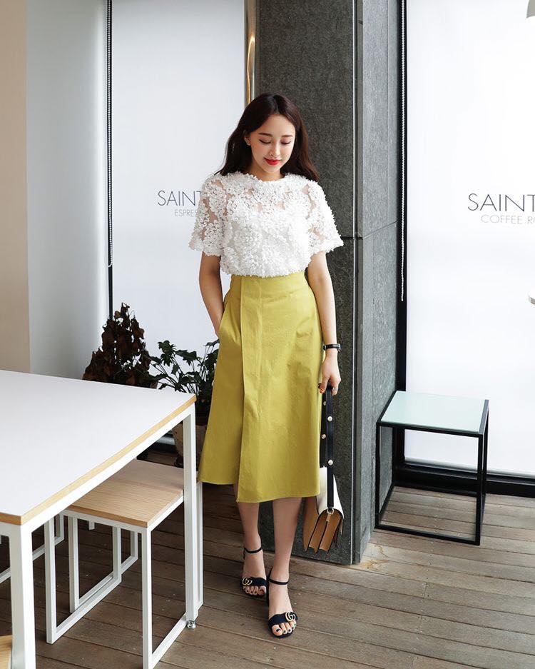 5 mẫu chân váy midi đẹp giúp các nàng thu hút vô đối 40 - 5 mẫu chân váy midi đẹp giúp các nàng thu hút vô đối, - chân váy, chân váy midi, chân váy midi bèo nhún, chân váy midi cài khuy trước, chân váy midi đuôi cá, chân váy midi vạt chéo, chân váy midi xẻ tà trước - Mỹ phẩm làm đẹp, trang điểm, chăm sóc da hiệu quả an toàn Chân váy midi