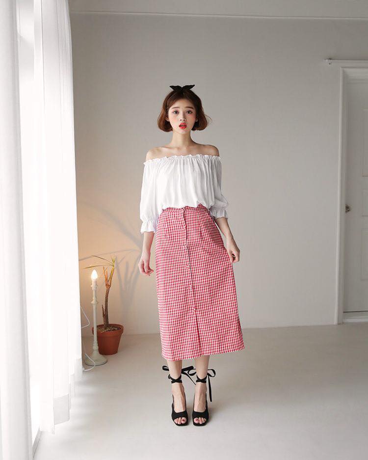5 mẫu chân váy midi đẹp giúp các nàng thu hút vô đối 41 - 5 mẫu chân váy midi đẹp giúp các nàng thu hút vô đối, - chân váy, chân váy midi, chân váy midi bèo nhún, chân váy midi cài khuy trước, chân váy midi đuôi cá, chân váy midi vạt chéo, chân váy midi xẻ tà trước - Mỹ phẩm làm đẹp, trang điểm, chăm sóc da hiệu quả an toàn Chân váy midi