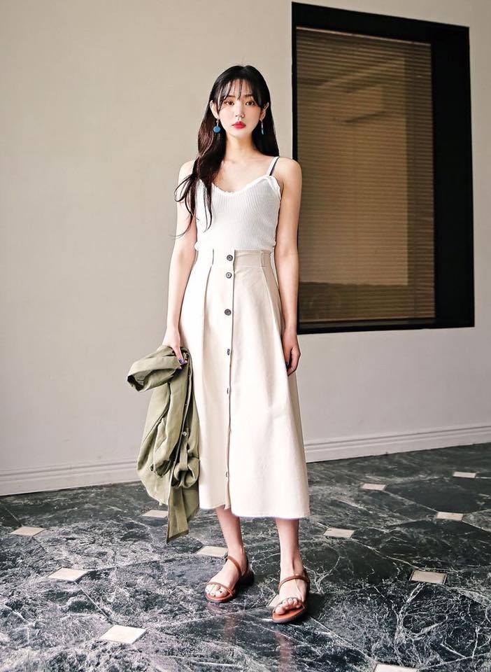 5 mẫu chân váy midi đẹp giúp các nàng thu hút vô đối 42 - 5 mẫu chân váy midi đẹp giúp các nàng thu hút vô đối, - chân váy, chân váy midi, chân váy midi bèo nhún, chân váy midi cài khuy trước, chân váy midi đuôi cá, chân váy midi vạt chéo, chân váy midi xẻ tà trước - Mỹ phẩm làm đẹp, trang điểm, chăm sóc da hiệu quả an toàn Chân váy midi