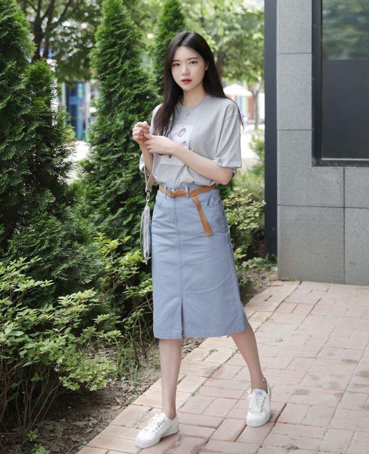 5 mẫu chân váy midi đẹp giúp các nàng thu hút vô đối 34 - 5 mẫu chân váy midi đẹp giúp các nàng thu hút vô đối, - chân váy, chân váy midi, chân váy midi bèo nhún, chân váy midi cài khuy trước, chân váy midi đuôi cá, chân váy midi vạt chéo, chân váy midi xẻ tà trước - Mỹ phẩm làm đẹp, trang điểm, chăm sóc da hiệu quả an toàn Chân váy midi