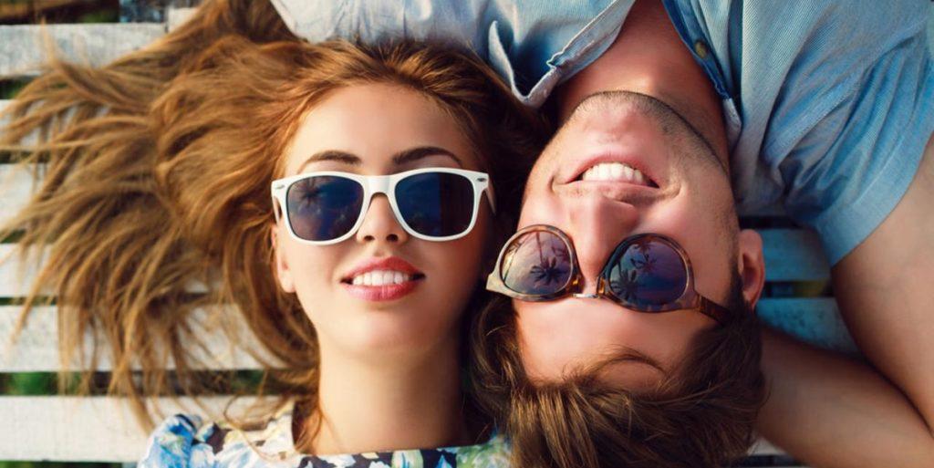 Đeo kính râm khi ra nắng Đeo kính râm khi ra nắng