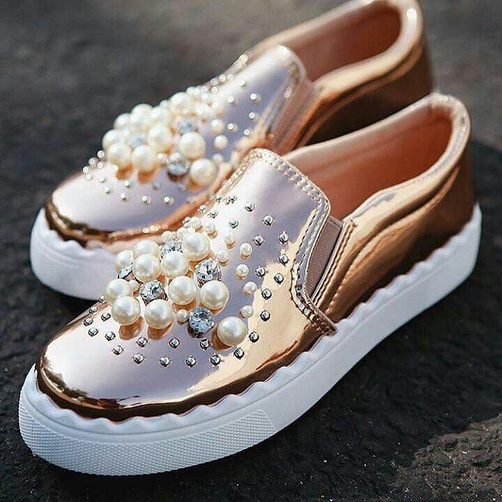 5 mẫu giày slip on đẹp dành cho cô nàng năng động 38 - 5 mẫu giày slip on đẹp dành cho cô nàng năng động, - giày slip on đẹp, giày slip on đính đá, giày slip on họa tiết caro, giày slip on họa tiết hoa, giày slip on họa tiết ngộ nghĩnh, giày slip on trơn - Mỹ phẩm làm đẹp, trang điểm, chăm sóc da hiệu quả an toàn giày slip on đẹp