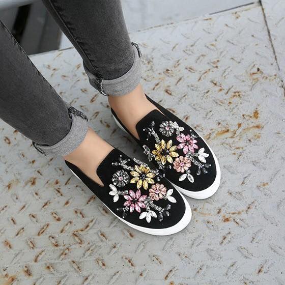 5 mẫu giày slip on đẹp dành cho cô nàng năng động 39 - 5 mẫu giày slip on đẹp dành cho cô nàng năng động, - giày slip on đẹp, giày slip on đính đá, giày slip on họa tiết caro, giày slip on họa tiết hoa, giày slip on họa tiết ngộ nghĩnh, giày slip on trơn - Mỹ phẩm làm đẹp, trang điểm, chăm sóc da hiệu quả an toàn giày slip on đẹp