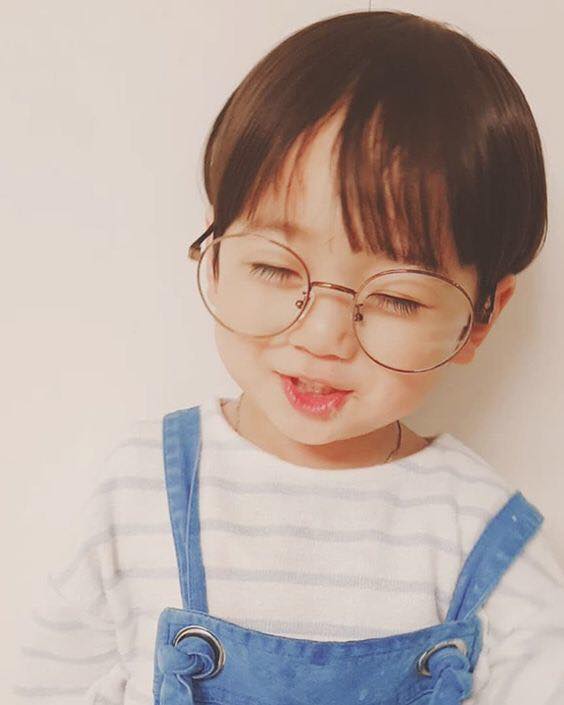 5 kiểu tóc cho bé trai đẹp và đáng yêu 28 - 5 kiểu tóc cho bé trai đẹp và đáng yêu, - kiểu tóc cho bé trai, tóc dài, tóc mái ngố, tóc undercut, tóc uốn xoăn, tóc xoăn nhẹ đánh rối - Mỹ phẩm làm đẹp, trang điểm, chăm sóc da hiệu quả an toàn Kiểu tóc cho bé trai