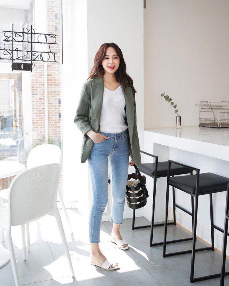 5 cách mix đồ với áo vest nữ các nàng công sở cần biết 33 - 5 cách mix đồ với áo vest nữ các nàng công sở cần biết, - Cách mix đồ với áo vest nữ, chân váy, chân váy midi, quần jeans, quần tây, váy suông - Mỹ phẩm làm đẹp, trang điểm, chăm sóc da hiệu quả an toàn Cách mix đồ với áo vest nữ